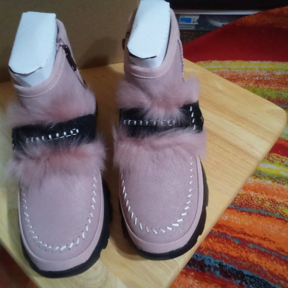 UGG - Picture 2 of 4